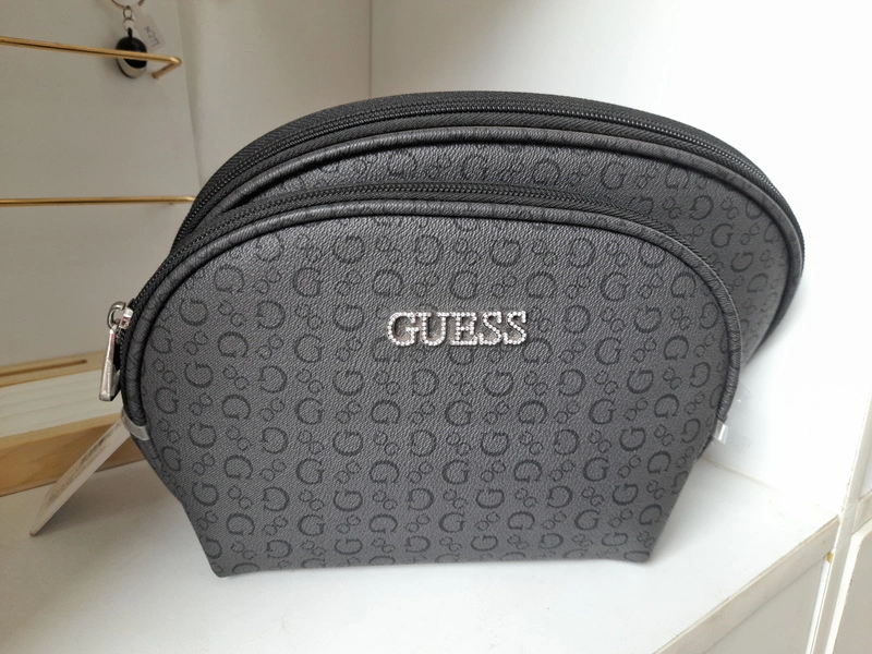 Set de 2 Cosmetiqueras Negras Guess